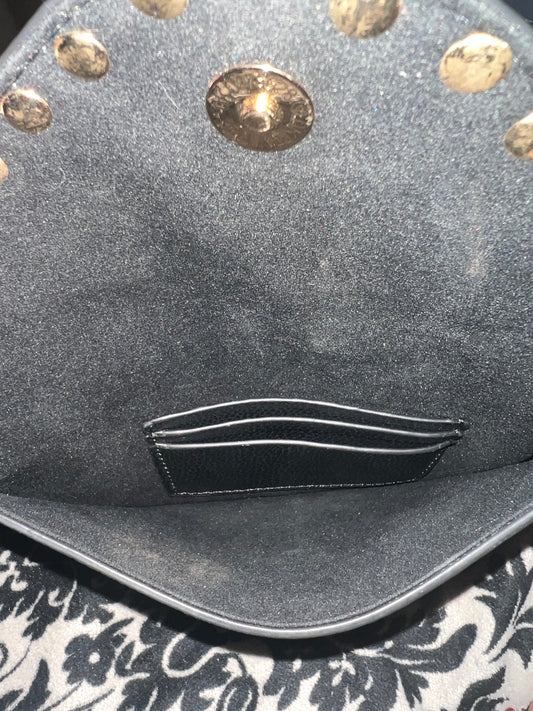 Schwarze, glamouröse Clutch mit Nieten